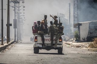 Archivo - Milicianos beduinos durante los combates de julio de 2025 con fuerzas drusas en la provincia de Sueida, en Siria (archivo)