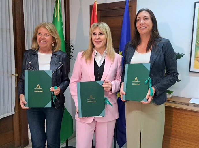 Las consejeras de Economía y de  Inclusión Social, con la alcaldesa de Marbella.