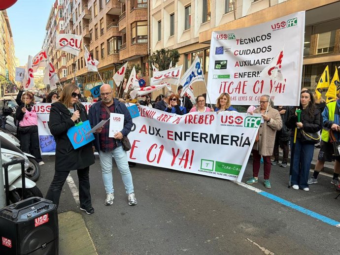 Más de un centenar de TCAE se concentra ante Salud para exigir su reclasificación al Grupo C1