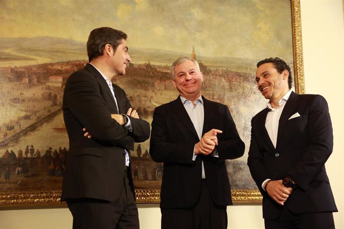 El alcalde de Sevilla, José Luis Sanz (c), recibe a los presidentes del Real Betis Balompié y del Sevilla Fútbol Club, Ángel Haro (i) y José María del Nido (d) en la víspera del derbi