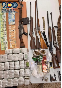 Armas, drogas y dinero intervenido en la operación 'Alfil-Casanova' desarrollada en El Ejido (Almería) contra el narcotráfico.