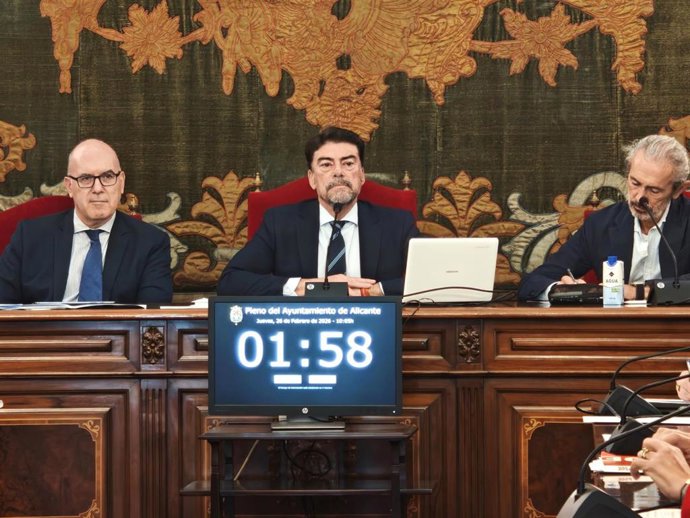 El alcalde de Alicante, Luis Barcala (c), durante el pleno ordinario de febrero del Ayuntamiento