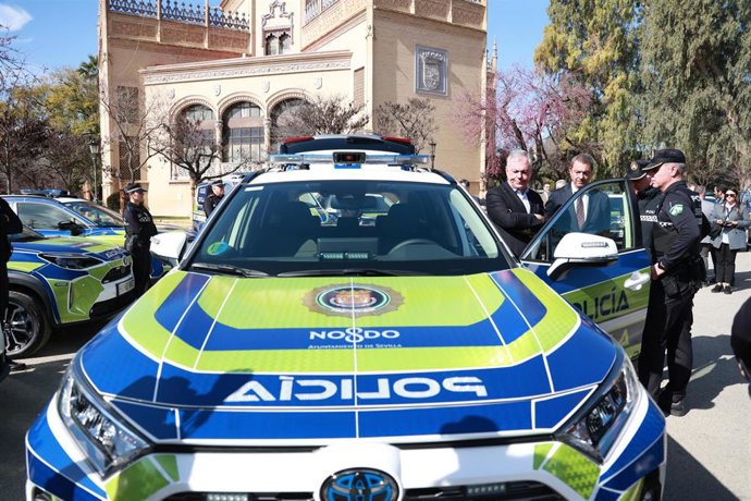 El alcalde de Sevilla, José Luis Sanz, en la presentación de la nueva flota de vehículos de la Policía Local.