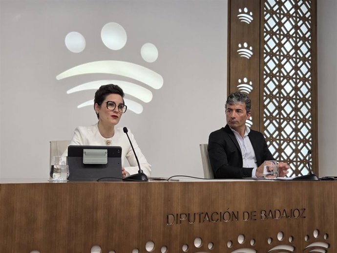 La presidenta de la Diputación de Badajoz, Raquel del Puerto, informa sobre el nuevo paquete de medidas para municipios de la provincia.