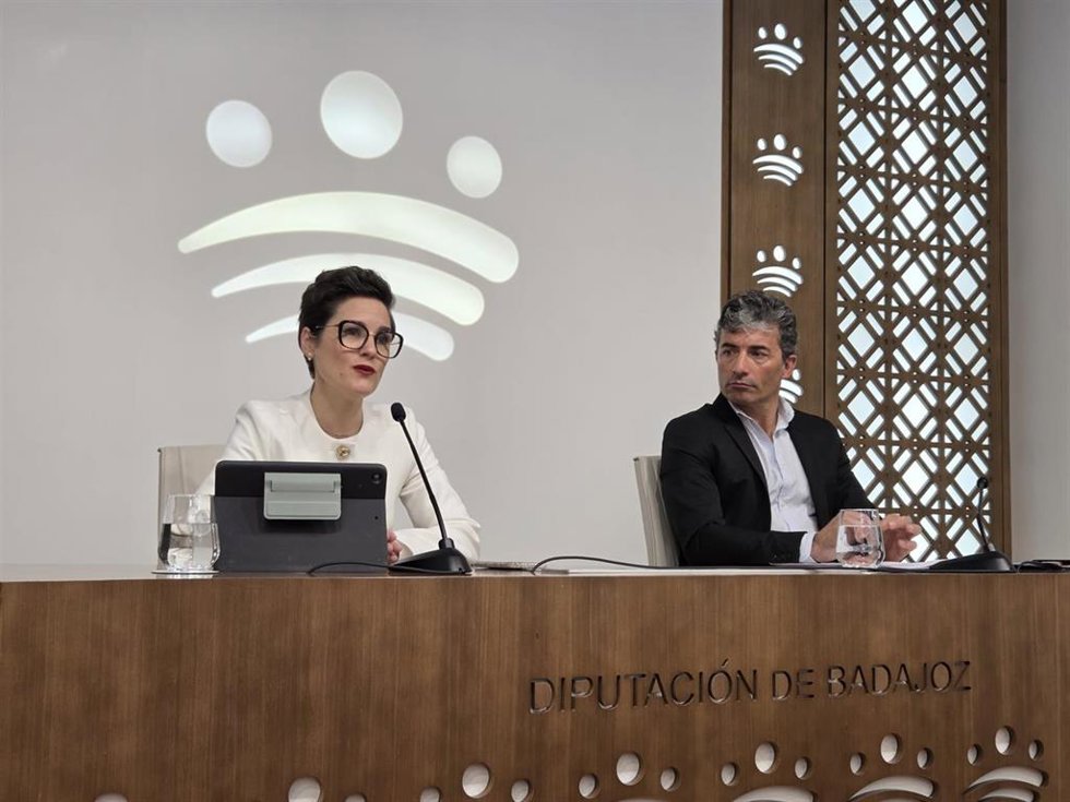 La presidenta de la Diputación de Badajoz, Raquel del Puerto, informa sobre el nuevo paquete de medidas para municipios de la provincia.