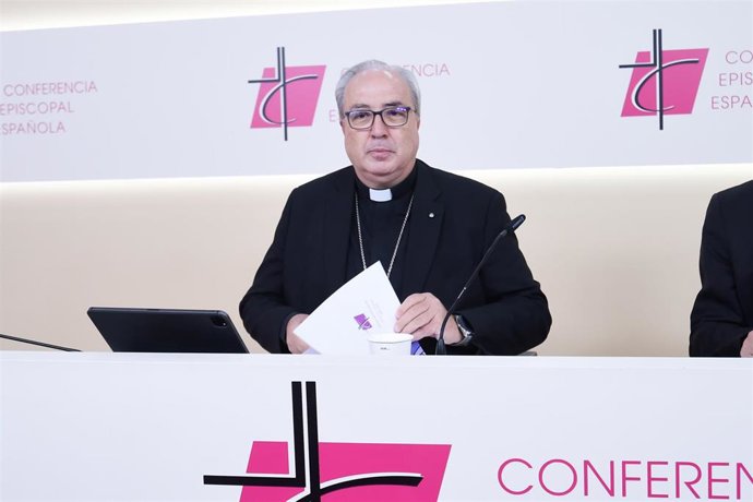 Archivo - El secretario general de la Comisión Permanente de la Conferencia Episcopal, Francisco César García Magán, durante una rueda de prensa final