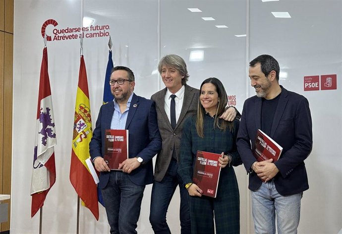 El secretario general del PSOE autonómico y candidato a la Presidencia de la Junta, Carlos Martínez, en la presentación del programa.