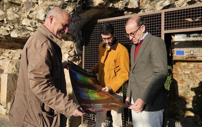 El alcalde de Cáceres, Rafael Mateos, presenta las actuaciones que se han llevado a cabo en la Cisterna de San Roque