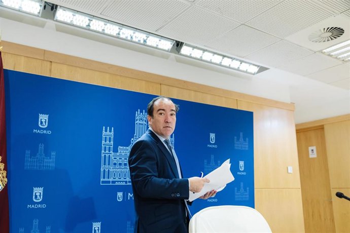 Archivo - El delegado de Urbanismo, Medio Ambiente y Movilidad, Borja Carabante, a su llegada a una rueda de prensa tras la reunión de la Junta de Gobierno de la ciudad de Madrid