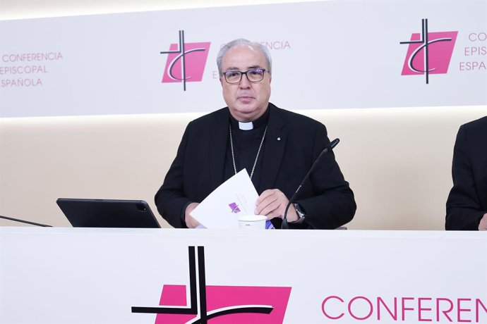 Archivo - El secretario general de la Comisión Permanente de la Conferencia Episcopal, Francisco César García Magán, durante una rueda de prensa final de la Comisión Permanente de la CEE, a 2 de octubre de 2025, en Madrid (España).