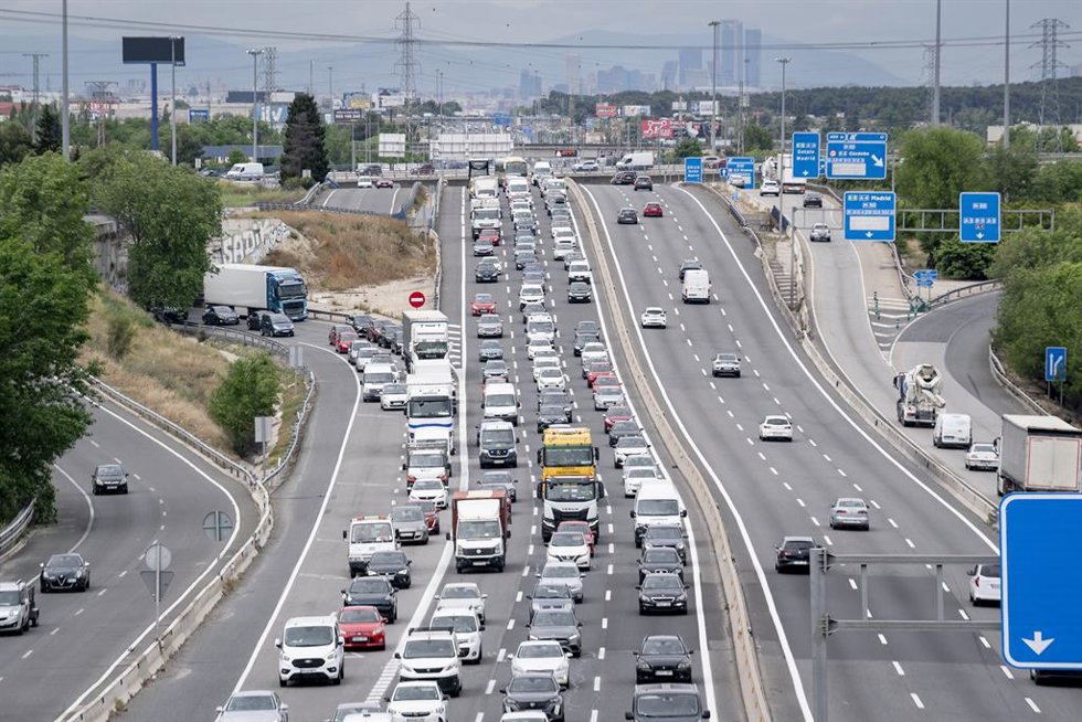 Archivo - Varios coches en la autovía