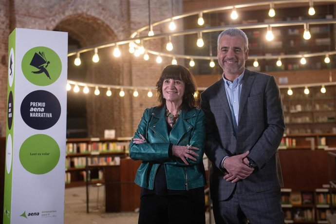 La escritora y periodista Rosa Montero y el presidente y consejero delegado de Aena, Maurici Lucena, durante un encuentro literario en la Biblioteca Escuelas Pías de UNED, a 26 de febrero de 2026, en Madrid (España).