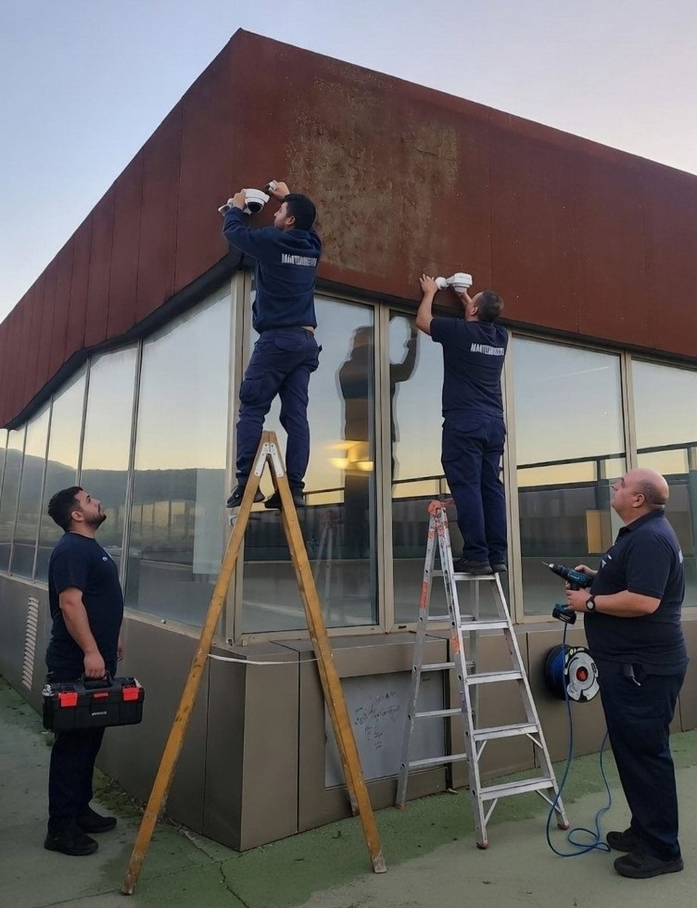 Instalación de las cámaras para mejorar la seguridad y garantizar el buen uso de las terrazas en el hospital Santa Lucía