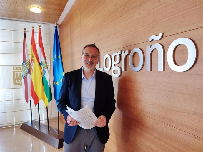El portavoz del Partido Riojano (PR+ Riojan@s) en el Ayuntamiento de Logroño, Rubén Antoñanzas, en comparecencia de prensa