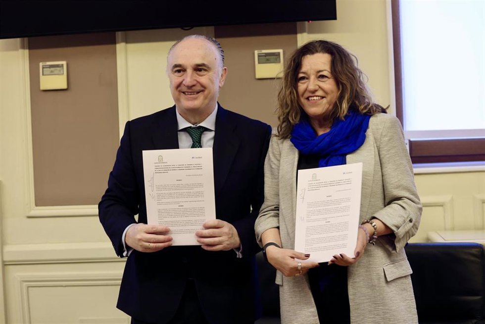 La consejera de Desarrollo Educativo y Formación Profesional, María del Carmen Castillo, y el delegado territorial de CaixaBank, Juan Ignacio Zafra, firman un protocolo para fomentar la FP. A 26 de febrero de 2026 en Sevilla (Andalucía, España). 