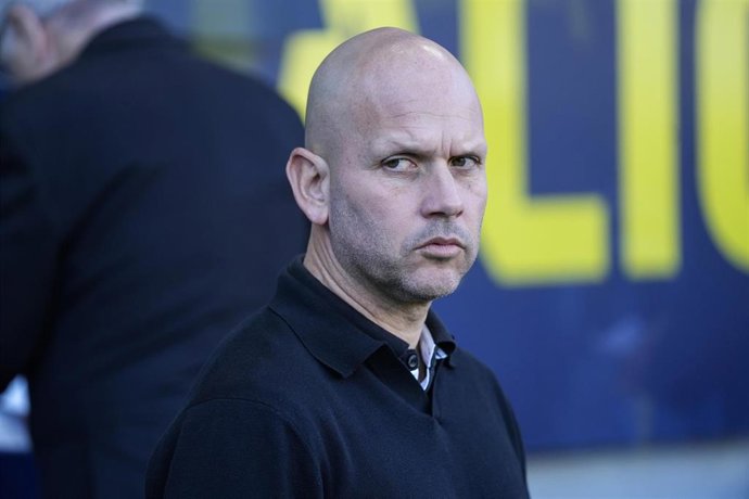 Archivo - El entrenador del Racing de Santander, José Alberto López. 