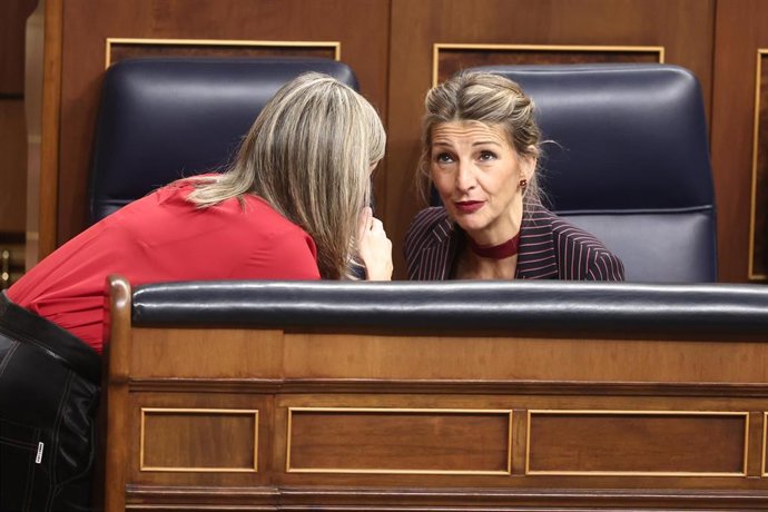 Archivo - La portavoz de Sumar en el Congreso, Verónica Martínez Barbero, hablando con la vicepresidenta Yolanda Díaz en el hemiciclo