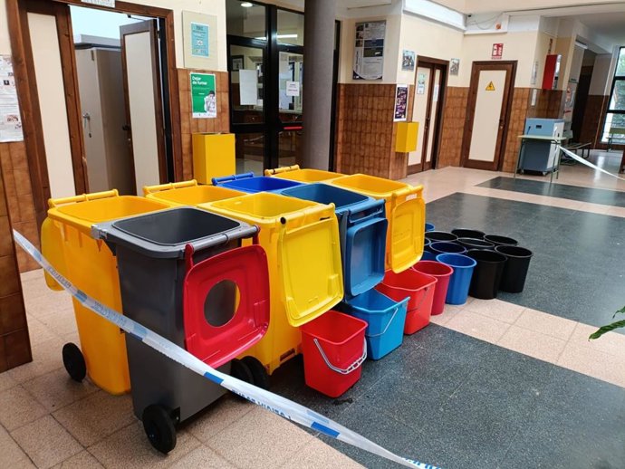 Cubos en el hall del colegio Isla de Deva.