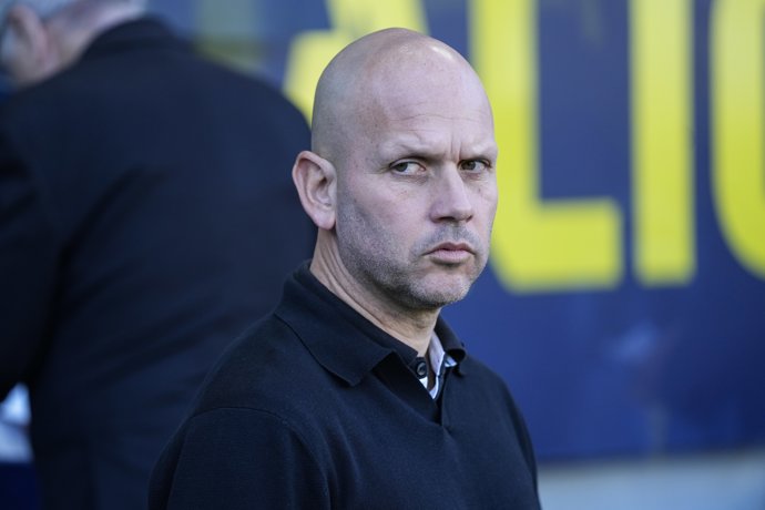 Archivo - Jose Alberto Lopez, head coach of Real Racing Club, looks on during the Spanish league, LaLiga Hypermotion, football match played between Cadiz CF and Real Racing Club at Nuevo Mirandilla stadium on December 7, 2025, in Cadiz, Spain.