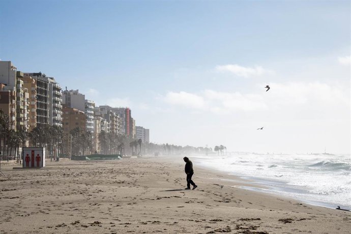 La playa de El Zapillo de Almería durante el temporal de invierno. 