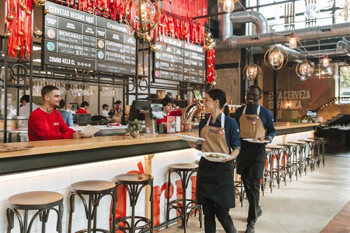 Archivo - Stand Fundación Cruzcampo con jóvenes.