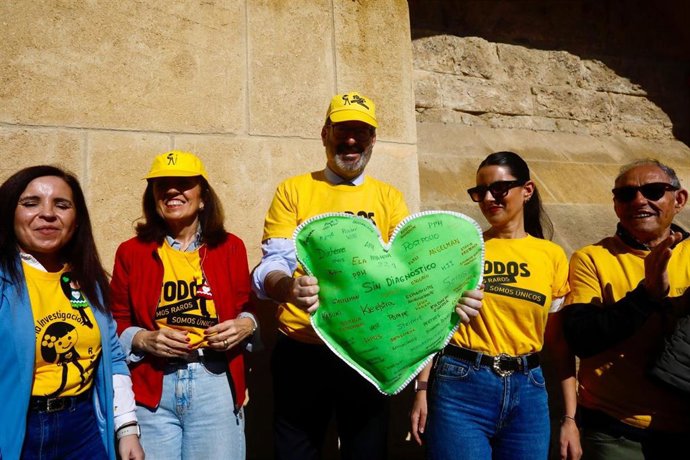 Molina (centro), sostiene un corazón alusivo a las enfermedades raras durante el abrazo simbólico a la Mezquita-Catedral de Córdoba.