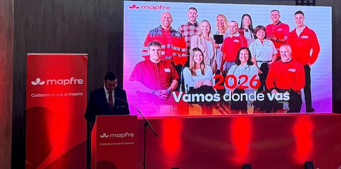 Imagen del nuevo director regional de Mapfre en Andalucía Oeste, José María Romero, presentando la nueva identidad corporativa de la entidad.