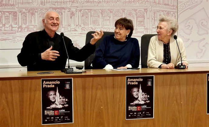 El compositor y cantante Amancio Prada (izquierda), acompañado por la concejala de Acción y Promoción Cultural de León, Elena Aguado (centro) y la presidenta de Eutherpe, Margarita Morais.