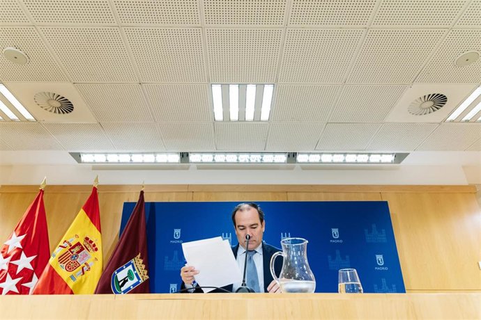 Archivo - El delegado de Urbanismo, Medio Ambiente y Movilidad, Borja Carabante, ofrece una rueda de prensa tras la reunión de la Junta de Gobierno de la ciudad de Madrid, en el Palacio de Cibeles, a 29 de septiembre de 2023, en Madrid (España). El Ayunta