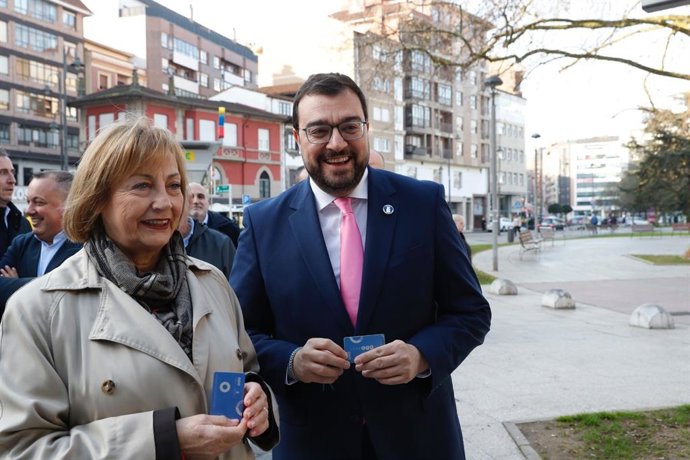 Mariví Monteserín y Adrían Barbón, en Avilés