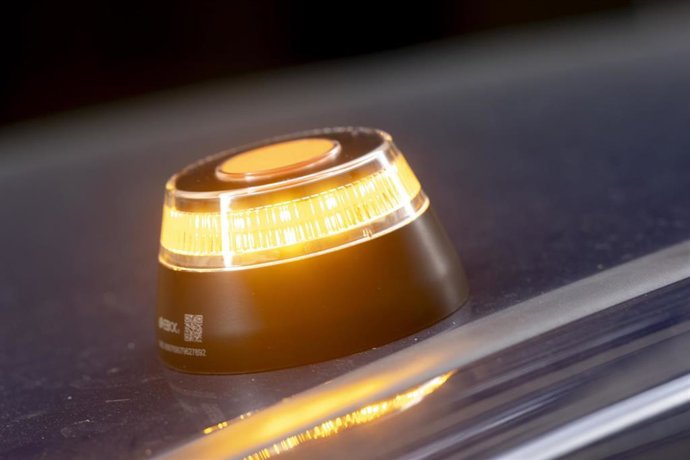 Archivo - Baliza V16 de emergencia para vehículos, a 21 de noviembre de 2025, en Madrid (España). 