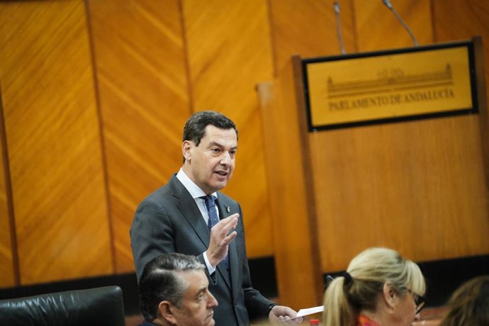 El presidente de la Junta de Andalucía, Juanma Moreno, este jueves en el Pleno del Parlamento.