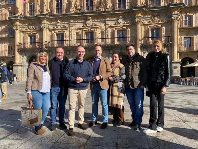 Buxade (C) junto a miembros de la lista de Vox a las Cortes por Salamanca, entre ellos el cabeza de lista, Carlos Menéndez.