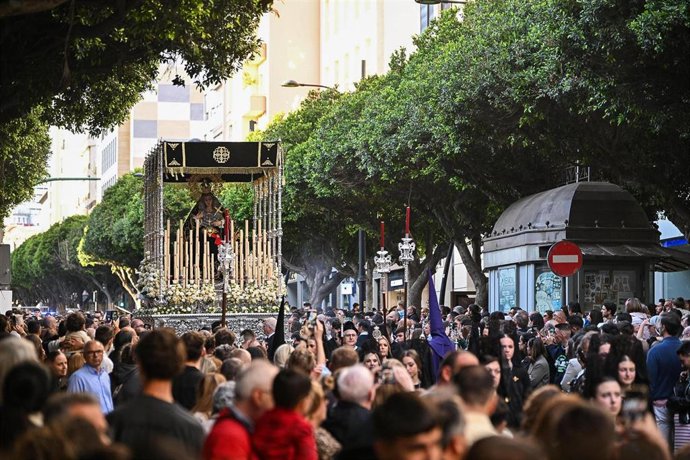 Archivo - Procesión de Viernes Santo en el Paseo de Almería.