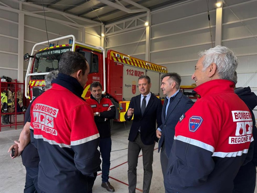 Archivo - El consejero de Presidencia, Portavocía, Acción Exterior y Emergencias, Marcos Ortuño,en las instalaciones del parque de bomberos de San Pedro del Pinatar