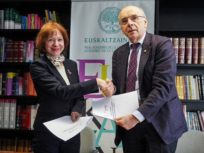 Elixabete Piñol Zuzenbidearen Euskal Akademiaren presidenteorde eta euskaltzain urgazlea eta Andres Urrutia euskaltzainburua