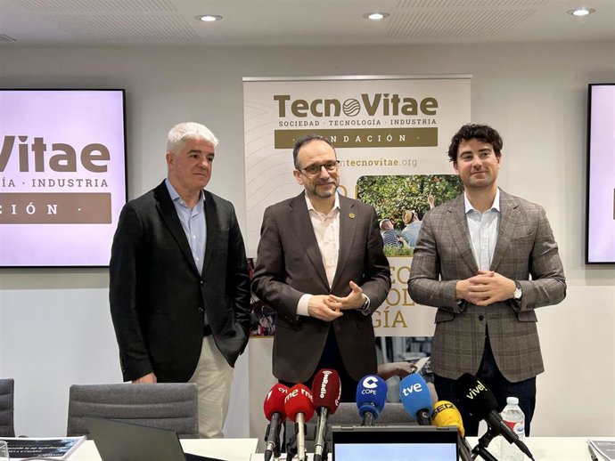 Los miembros de BeConfluence José López (izda) y Álvaro Garrido (dcha) flanquean al director general de la Fundación TecnoVitae, Javier Escribano.