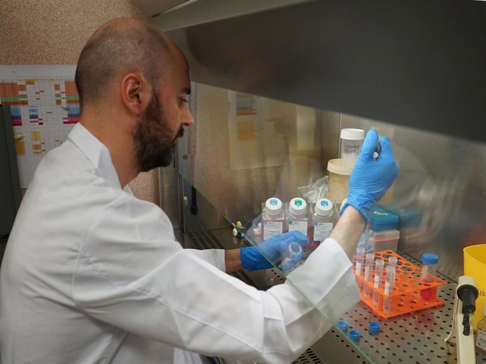 El investigador del CIC Javier Vaquero premio Rising Star de la AEEH por sus avances contra el colangiocarcinoma.