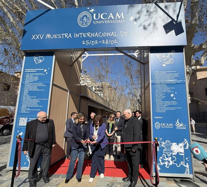 La consejera de Política Social, Familias e Igualdad, Conchita Ruiz, junto con la presidenta de la UCAM, María Dolores García, y el obispo de la Diócesis de Cartagena, José Manuel Lorca Planes, inauguran la XXV Muestra Internacional de Voluntariado UCAM