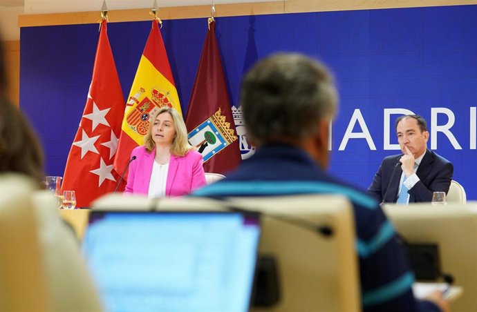 Archivo - La vicealcaldesa de Madrid, Inma Sanz, y el delegado de Urbanismo, Medio Ambiente y Movilidad, Borja Carabante, en la rueda de prensa posterior a la Junta de Gobierno