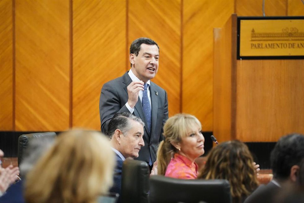 El presidente de la Junta de Andalucía, Juanma Moreno, interviene durante la sesión de control en el pleno del Parlamento andaluz. A 26 de febrero de 2026 en Sevilla (Andalucía, España). Segunda jornada del Pleno del Parlamento andaluz donde ha tenido l