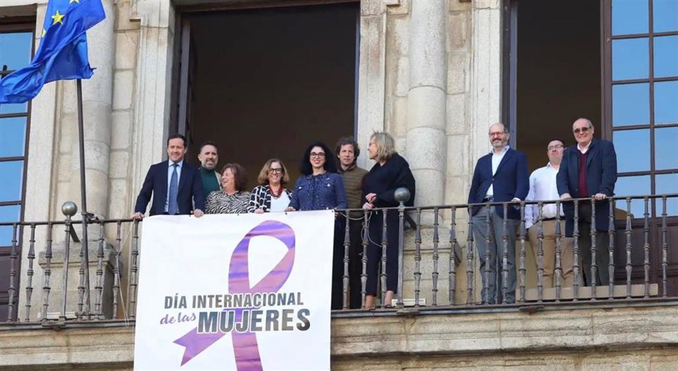 Lazo morado en la fachada del Ayuntamiento de Toledo