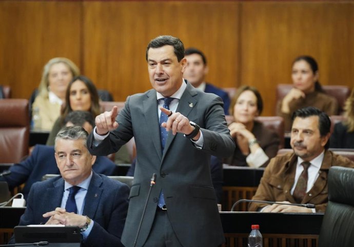 El presidente de la Junta de Andalucía, Juanma Moreno, interviene durante la sesión de control en el pleno del Parlamento andaluz. A 26 de febrero de 2026 en Sevilla (Andalucía, España). Segunda jornada del Pleno del Parlamento andaluz donde ha tenido lug