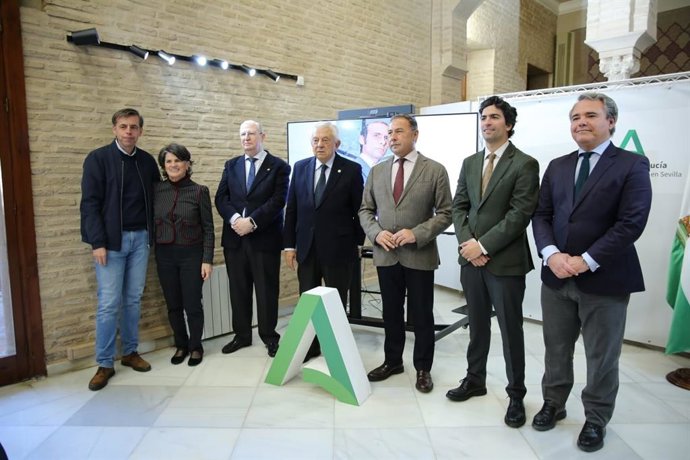 Foto de familia tras la presentación de la VI Exaltación de la Saeta.