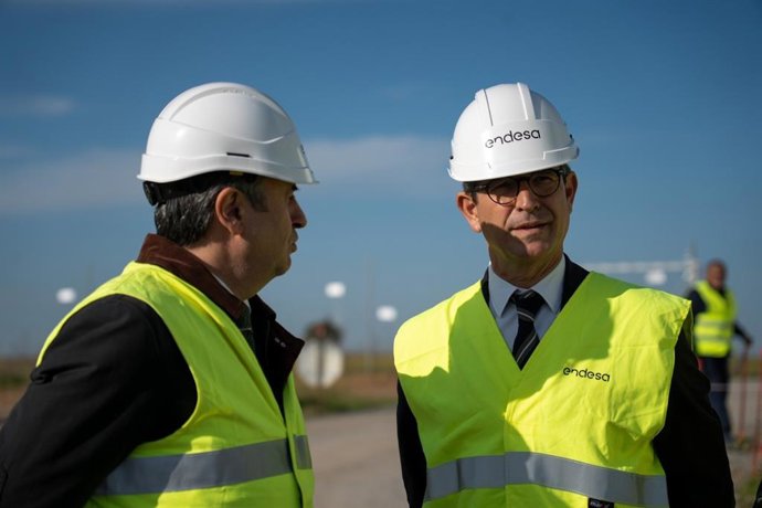 El consejero de Industria, Energía y Minas, Jorge Paradela, en la inauguración de tres plantas de energía solar en Carmona (Sevilla)