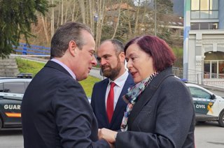 La secretaria de Estado de Agricultura, Begoña García, conversando con el consejero de Medio Rural, Marcelino Marcos.