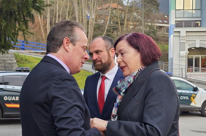 La secretaria de Estado de Agricultura, Begoña García, conversando con el consejero de Medio Rural, Marcelino Marcos.