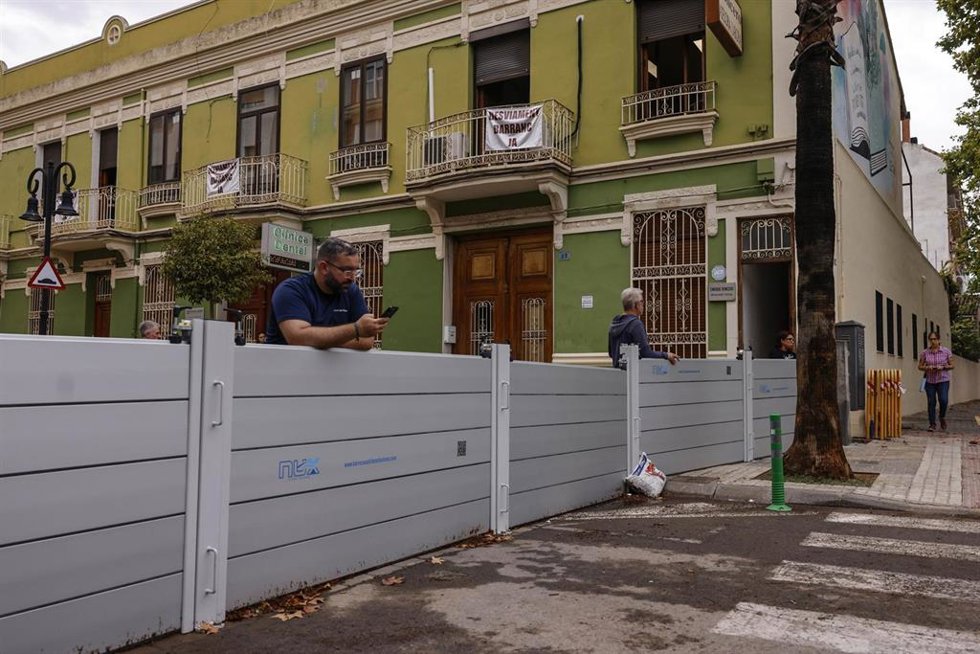 Archivo - Dos hombres conversan en una de las barreras que han instalado por el desbordamiento del barranco de La Saleta, a 29 de septiembre de 2025, en Aldaia