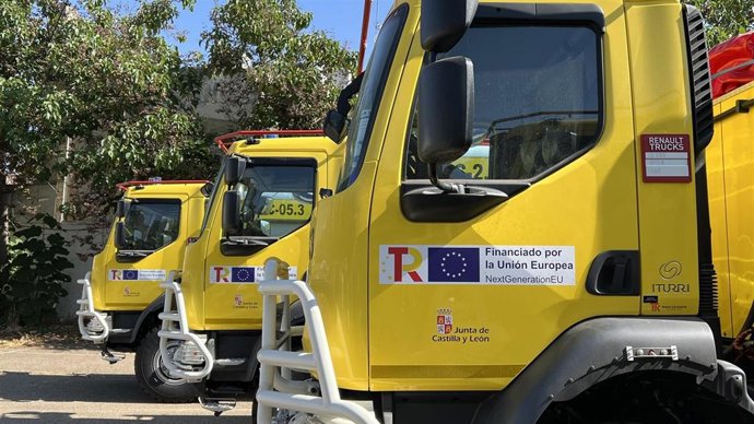 Archivo - Camiones autobomba recientemente adquiridos por la Junta.