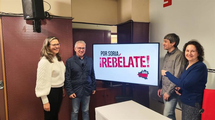 De izda a dcha, Inmaculada Ramos, Ángel Ceña, Juan Antonio Palomar y Conchi Álvarez presentan la campaña de Soria ¡YA! .